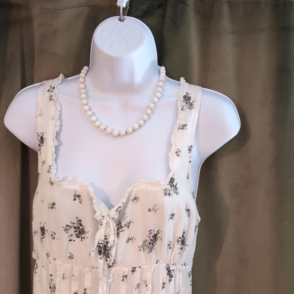 Timeless White Beaded Necklace with Vintage Elegance - Picture 4 of 7